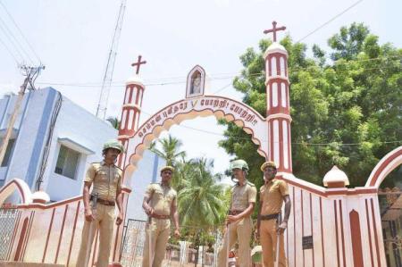 Police deployed in front of St. Arulanandar Church at Oriyur in Ramanathapuram district on Tuesday 01-09-2015 -Photo-L. BALACHANDAR.